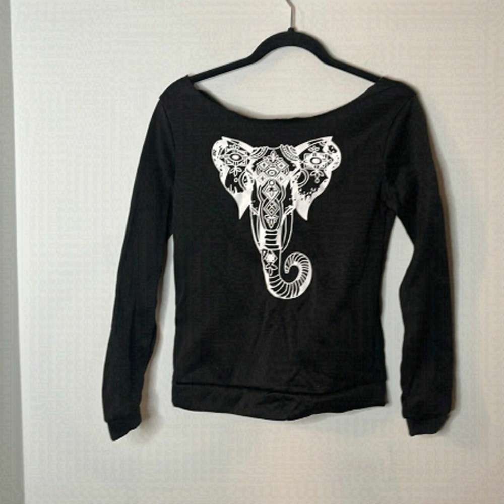 Sweater with elephant print